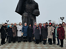 Родственники ветеранов из Аксарки возложили цветы к Вечному Огню в Салехарде