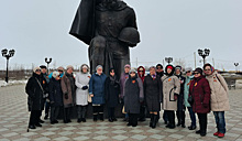 Родственники ветеранов из Аксарки возложили цветы к Вечному Огню в Салехарде