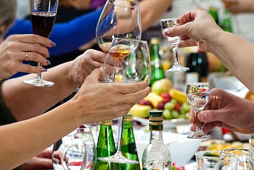 Саратовцы планируют закупить на новогодний стол алкоголя более чем на 3500 рублей
