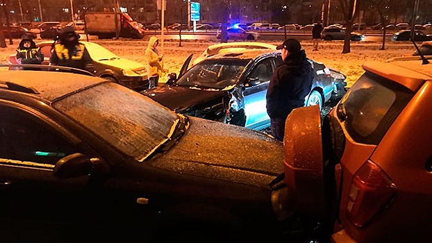 Уходивший от полицейской погони водитель устроил массовое ДТП в Санкт-Петербурге