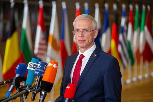 Экс-премьер Латвии Кариньш извинился за скандал с полетами на частных самолетах