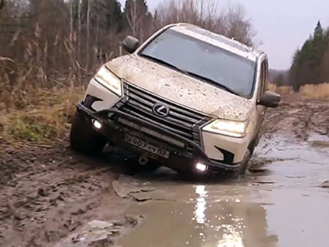 Видео: Простая русская лужа вырубила Lexus с одного гидроудара
