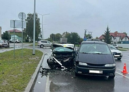 В Гурьевске минивэн на мокрой дороге вылетел на встречку и столкнулся с легковушкой