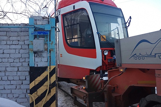 В Волгограде новый-старый трамвай не смогли затолкать в ворота пятого депо