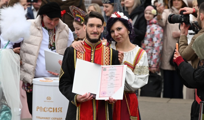 Пара из Волгоградской области поженилась на форуме «Россия» на ВНДХ