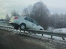          В Кирово-Чепецком районе легковушка повисла на отбойнике       
