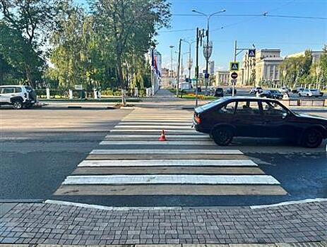 Пожилой водитель "Москвича" сбил женщину с ребенком в центре Самары