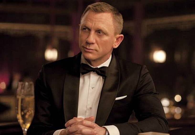 "007: Координаты "Скайфолл" были основательно изменены для китайской аудитории. Была удалена сцена убийства Бондом китайского охранника, диалоги о пытках, которые одобрены местными властями, а разговор о детской проституции в казино Макао был переозвучен. И герои заговорили о мафиозных картелях.