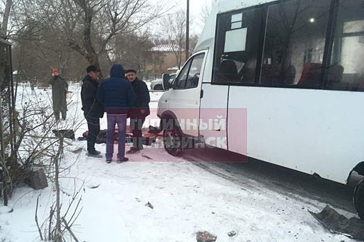 В Челябинске маршрутка вылетела на остановку и сбила человека