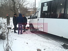 В Челябинске маршрутка вылетела на остановку и сбила человека