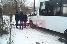 В Челябинске маршрутка вылетела на остановку и сбила человека
