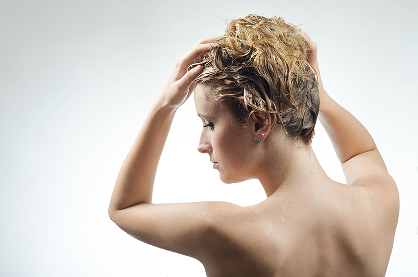 Поставьте фильтр для воды. В разных городах совершенно разный состав воды, а он не может не влиять на ваши волосы. Часто минералы, содержащиеся в водопроводной воде, вступают в реакцию с шампунем таким образом, что оттенок ваших волос после этого заметно меняется. 