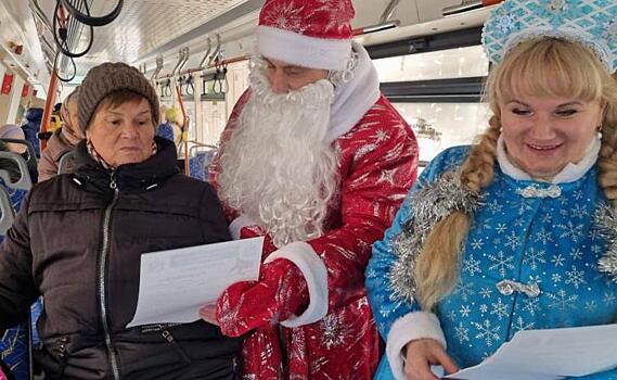 В Курске Дед Мороз в погонах предупредил пассажиров об аферистах