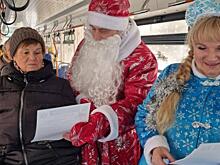 В Курске Дед Мороз в погонах предупредил пассажиров об аферистах
