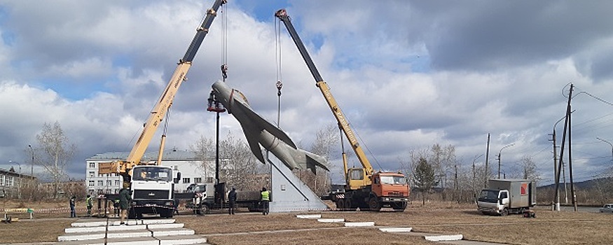 В Братске ведется ремонт постамента с самолетом МиГ-17 у Мемориала Славы