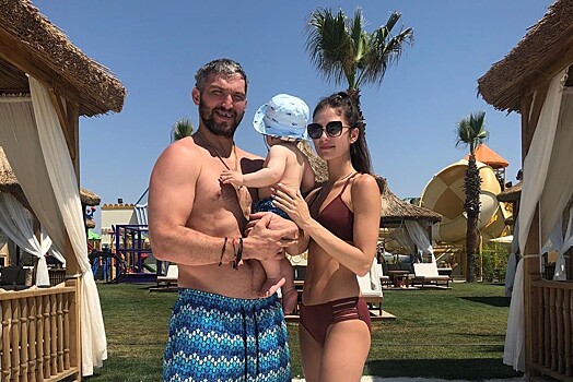 Жена Александра Овечкина показала первую фотосессию их сына
