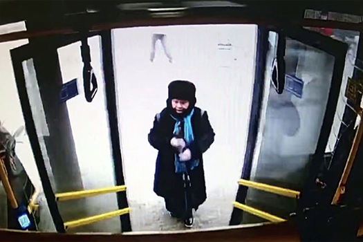 В Череповце пенсионерка разбила палкой окно автобуса и попала на видео