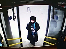В Череповце пенсионерка разбила палкой окно автобуса и попала на видео