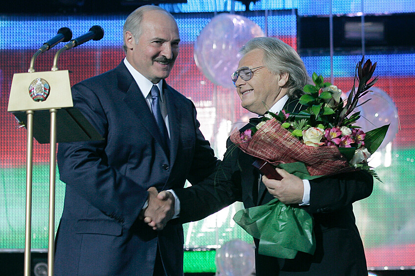 Президент Белоруссии Александр Лукашенко награждает певца и композитора Юрия Антонова (слева направо) государственной наградой — орденом Франциска Скорины на открытии XIX Международного фестиваля искусств «Славянский базар в Витебске», 10 июля 2010 года