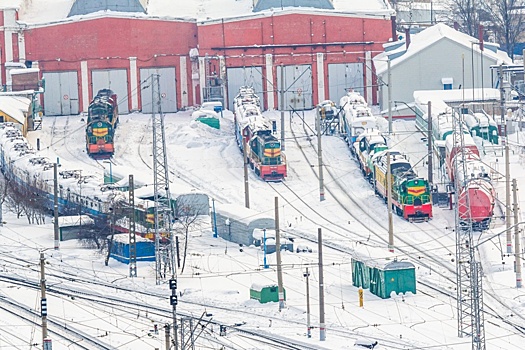 Шел между путями на перегоне: в Самарской области мужчину затянуло под поезд