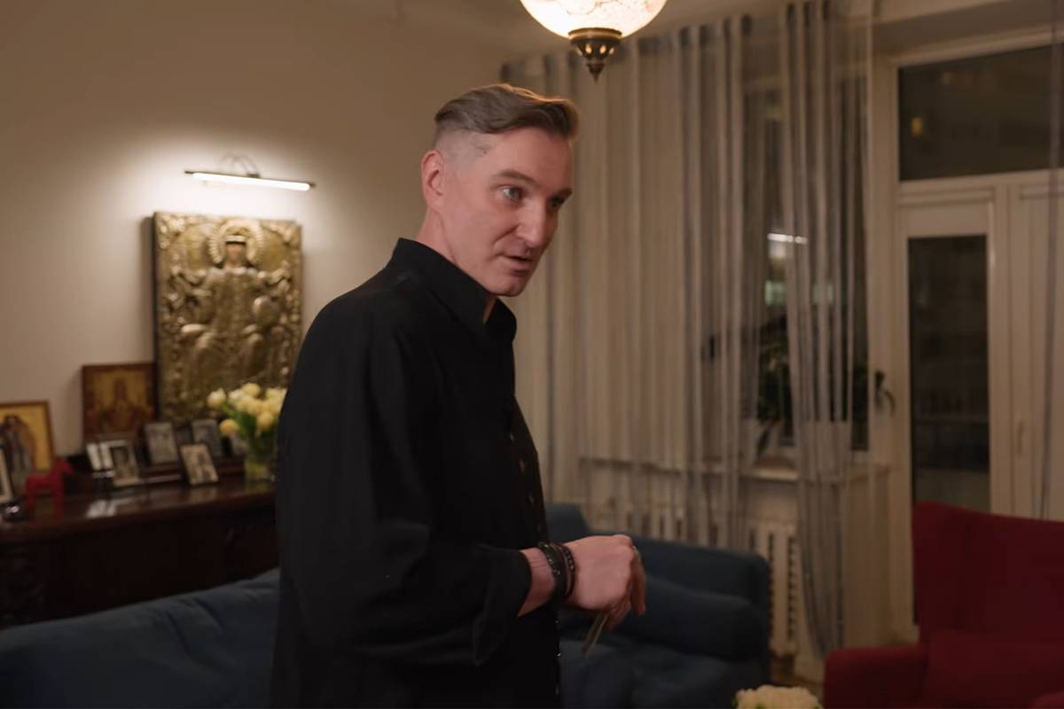 Известный журналист показал у себя дома портрет Путина и икону