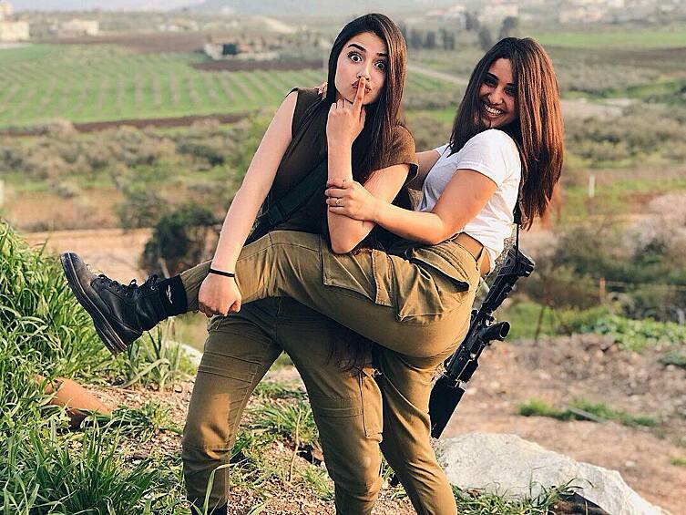 Журналисты "Газеты.ру" выяснили у служащих в Израиле солдат, каково приходится женщинам на службе и как на них реагируют мужчины. 