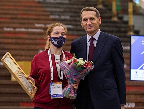 Педагога из Тверской области на молодёжном форуме наградил Сергей Нарышкин