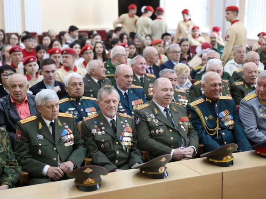 ​#ЗабВО90: Встреча молодёжи с членами Союза ветеранов ордена Ленина ЗабВО прошла в Чите