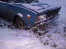 В Балакове столкнулись две легковушки. Одному водителю потребовалась помощь