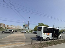 В Омске маршрутка сбила подростка: он шел по переходу на зеленый