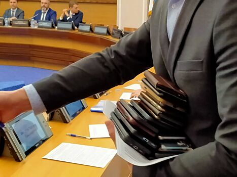 «Задания сложные»: у кандидатов в мэры Новосибирска забрали телефоны, чтобы не списывали