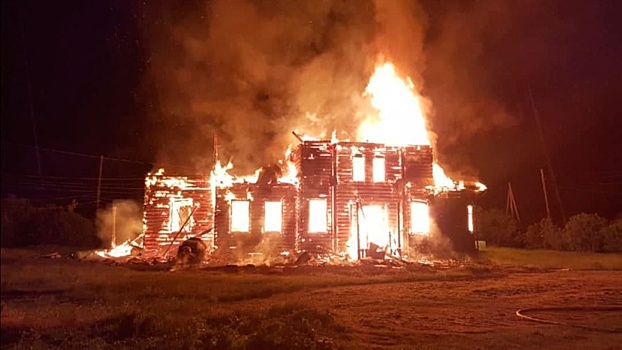 В селе под Красноярском сгорела 100-летняя деревянная церковь из-за удара молнии