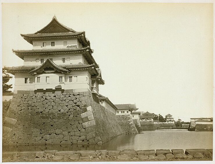 В 1868 году последний сегун сложил свои полномочия перед императором Японии, после чего император основал в Эдо свой королевский дворец.