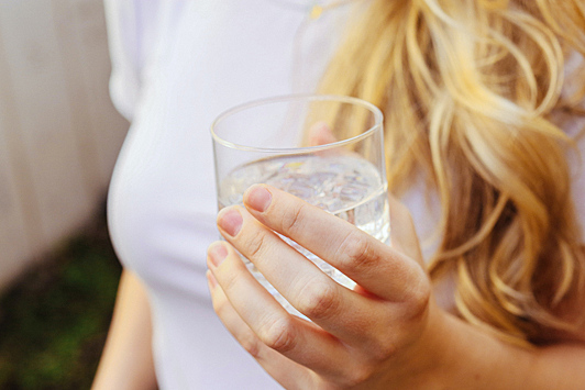 Мясников развеял миф о важности употребления двух литров питьевой воды в день