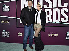 Гвен Стефани в колготках в сетку вышла на красной дорожке CMT Awards