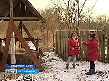 «Как можно пить навоз?!»: жители посёлка под Правдинском жалуются на зловонный запах куриного помёта