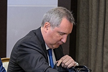Рогозин объяснил причину небрежно повязанного галстука