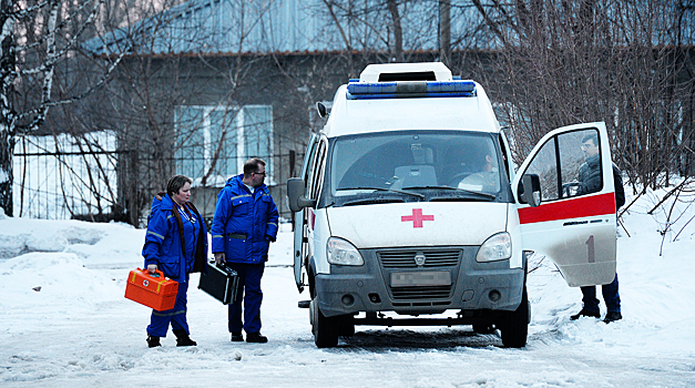 Лед упал на беременную женщину в Екатеринбурге