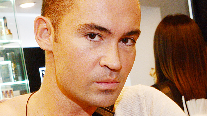 Әйел күйеуімен және досымен порно видео