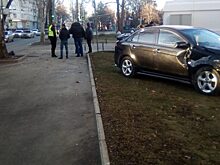 Легковушка едва не влетела в здание правительства Крыма