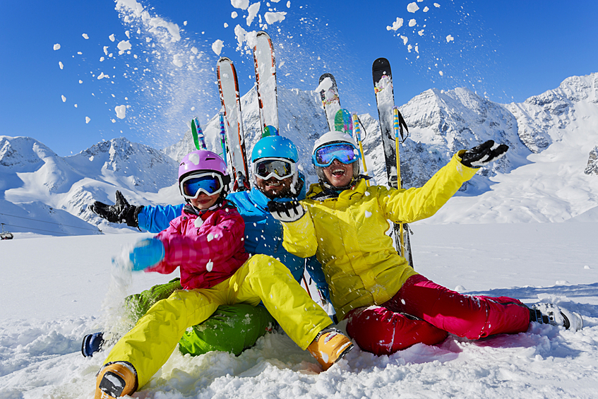 Горы. Отличный вариант для любителей горных лыж и сноубордов. Снег, воздух, солнце, захватывающие панорамы и, конечно, атмосферные вечеринки после катания. Как правило, горнолыжные курорты готовят специальные программы для гостей, которые решили покататься и встретить Новый год в горах, но бронировать отели и билеты стоит заранее.