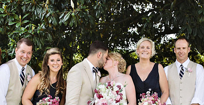 «Хочу быть невестой»: забавный момент на свадебной фотографии вызывает смех и улыбку