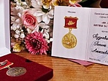 Еще двух ветеранов наградили знаком «80 лет битвы за Москву»