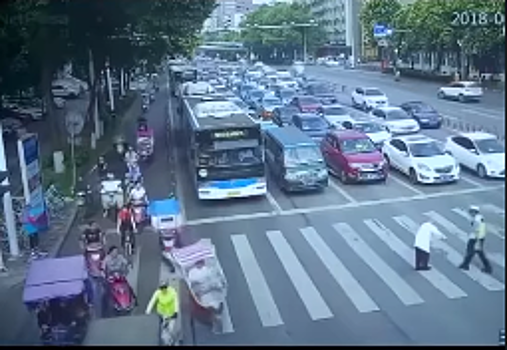 Движение на дороге остановилось из‐за переходившего улицу пожилого человека. Видео