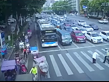 Движение на дороге остановилось из‐за переходившего улицу пожилого человека. Видео