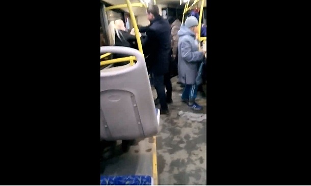 В Кировском районе Волгограда четверо дебоширов накинулись на пассажиров автобуса