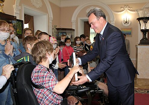 В пензенском ЗакСобре открыта экспозиция работ воспитанницы соцучреждения