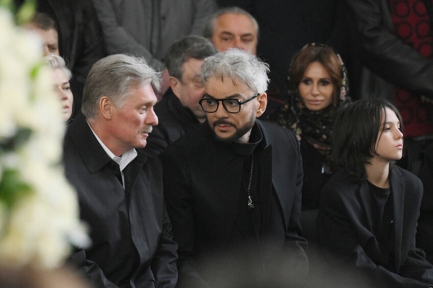 Пресс-секретарь президента РФ Дмитрий Песков и певец Филипп Киркоров на церемонии прощания с народным артистом России Бедросом Киркоровым в Большом траурном зале Троекуровского кладбища, 21 марта 2025 года