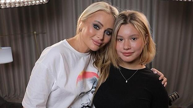 Дана Борисова объяснила, почему согласилась оплатить пластическую операцию 17-летней дочери: «Целиком ее инициатива»
