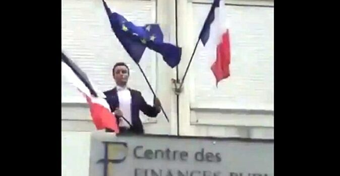 Такого по BBC не покажут: французский политик скинул с крыши флаг ЕС